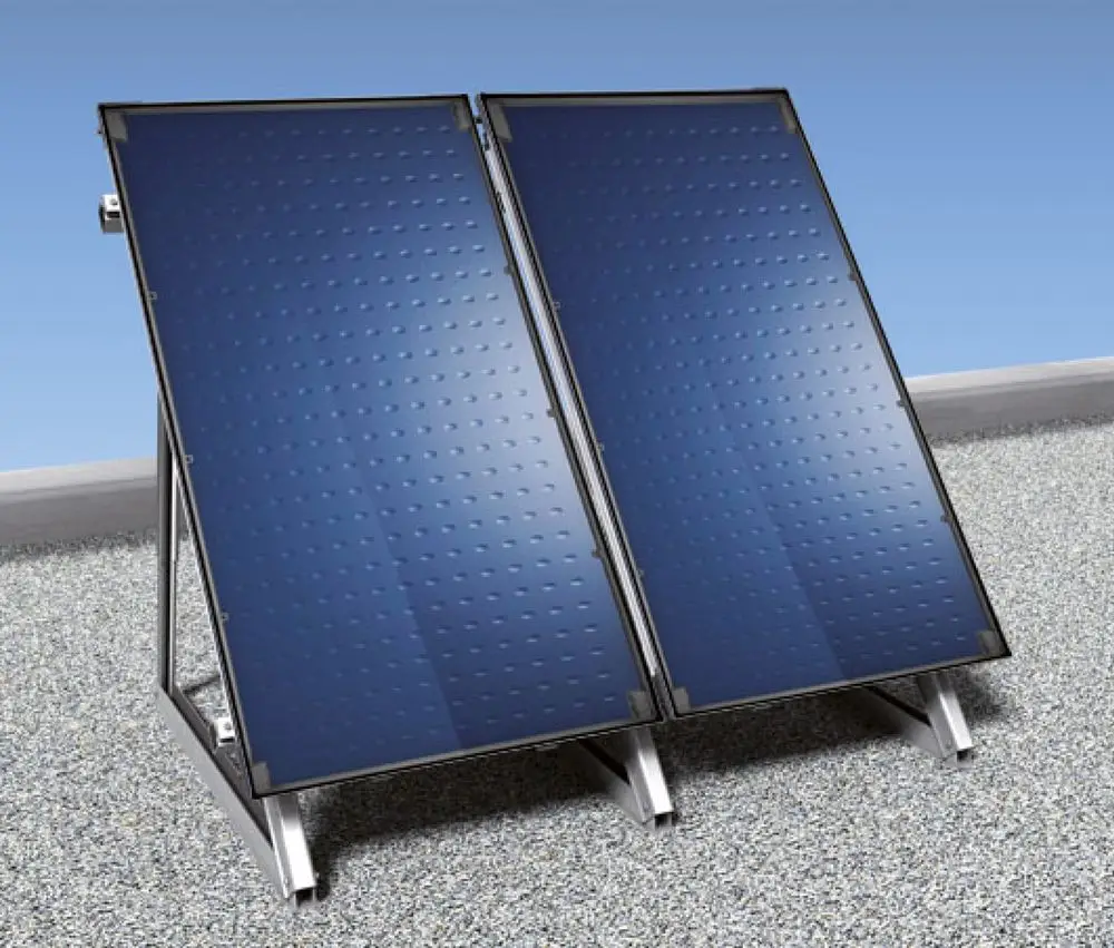 Solarpaneele von Bosch, aufgestellt auf einem Flachdach, mit zwei Modulen in aufrechter Position. Die Panels haben eine strukturierte Oberfläche und sind an einem stabilen Gestell montiert.